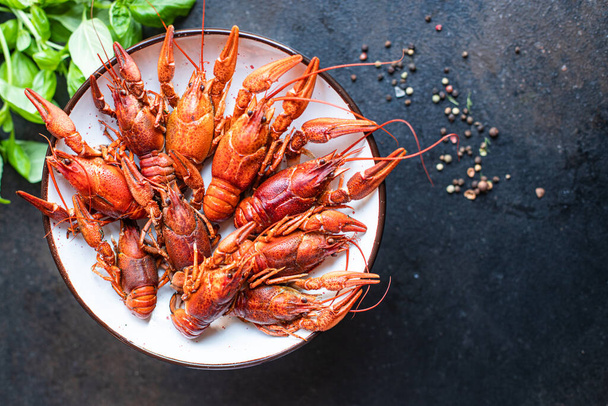 ザリガニ新鮮な煮魚甲殻類テーブルの上で食事の軽食を食べる準備ができているコピースペース食品背景素朴なペセタリアン食  - 写真・画像