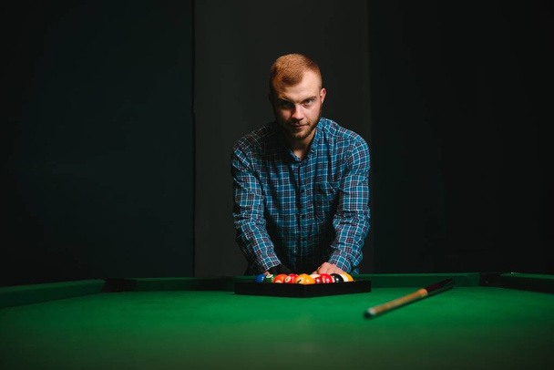 Man playing billiards in a club - Valokuva, kuva
