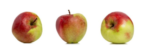Sada jablečných obrazů. Zralé šťavnaté ovoce. Zdraví a vitamíny z přírody. Izolované na bílém pozadí. Formát Panorama. - Fotografie, Obrázek