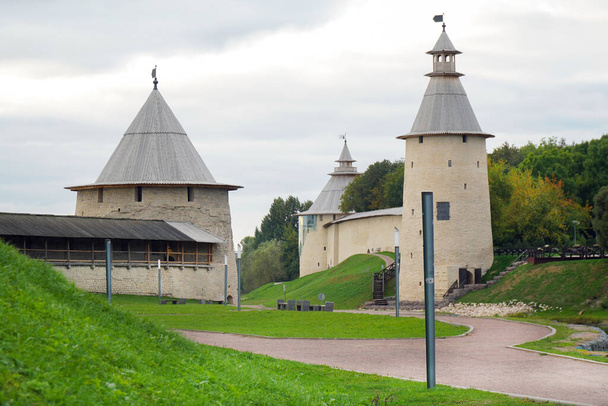 Pskov. Russia. Stone Kremlin in the city of Pskov. 09.17.2021. Orthodox church in a stone fort. The bell tower of the Trinity Cathedral. Pskov Kremlin on a summer day. Museums of Russia. - Φωτογραφία, εικόνα