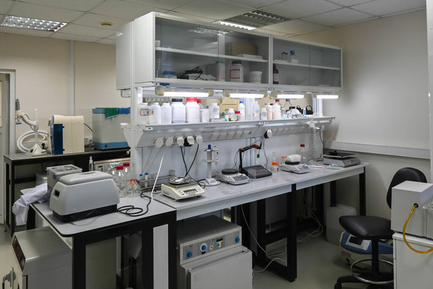 Moderno laboratorio biologico. L'interno di una stanza destinata alla ricerca biologica molecolare. - Foto, immagini