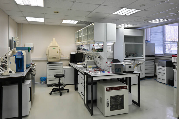 Modern biological laboratory. The interior of a room intended for molecular biological research. - Fotografie, Obrázek