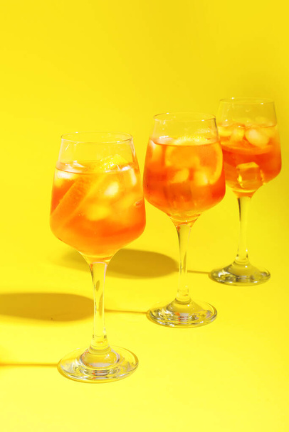 Renkli arkaplanda Aperol sprey kokteyli bardakları - Fotoğraf, Görsel