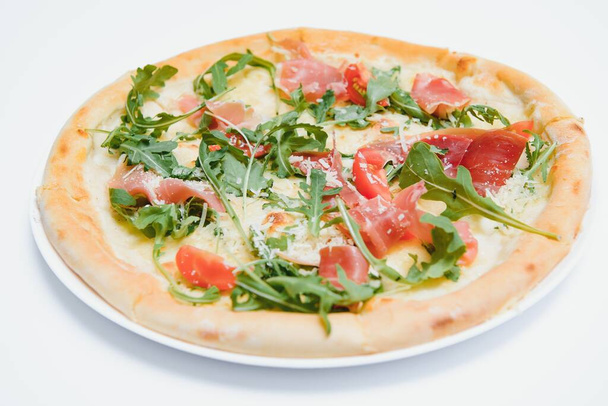 Deliciosa pizza italiana sobre fondo blanco vista superior - Foto, Imagen