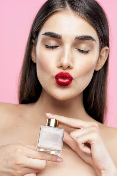όμορφη γυναίκα γυμνή ώμους άρωμα καλλυντικά κόκκινα χείλη - Φωτογραφία, εικόνα