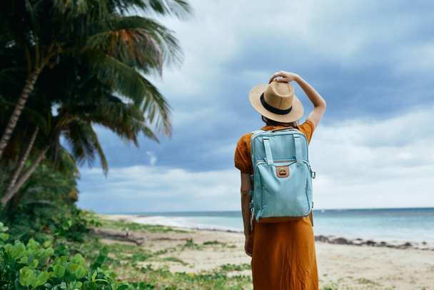 femme randonneur avec sac à dos sur la nature plage liberté vacances - Photo, image