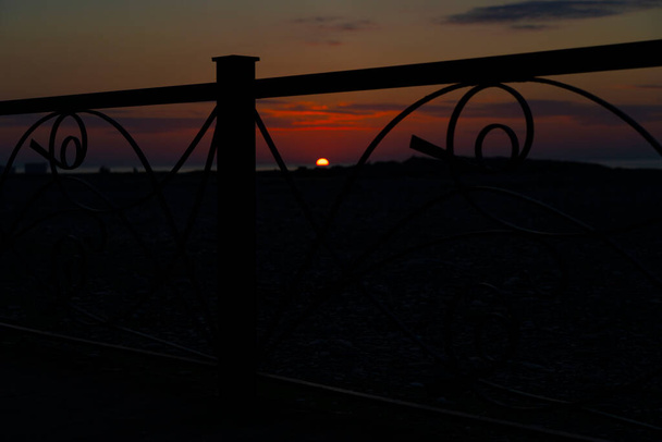 Батумі (Грузія) - 20 вересня 2021 року: захід сонця на березі. - Фото, зображення