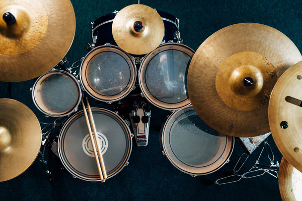 Top view complete drum set. Drumsticks on snare drum. - Foto, afbeelding