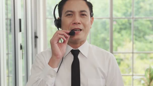 Vídeo vista câmera de chamada de homem de negócios fala ativamente em videoconferência - Filmagem, Vídeo