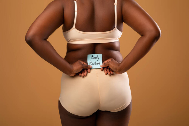 Body Positive Black Woman In Underwear Holding Paper Note - 写真・画像