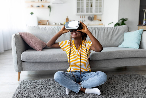 Mujer afroamericana usando gafas VR, mirando espacio para copiar - Foto, Imagen