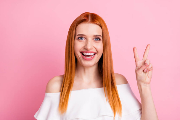 Foto von fröhlichen jungen glücklichen Frau machen Finger V-Zeichen gute Laune isoliert auf rosa Hintergrund - Foto, Bild