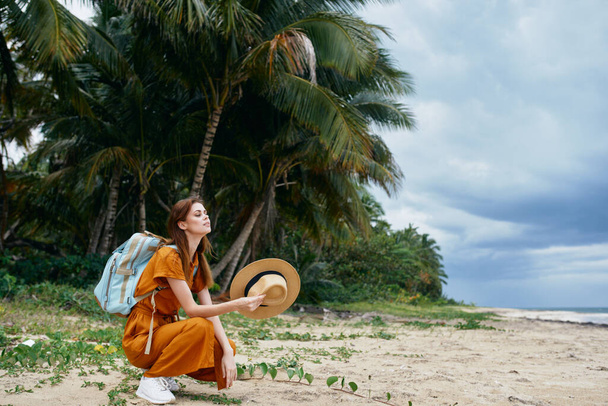 mujer en la isla con mochila viaje palmeras trópicos - Foto, imagen
