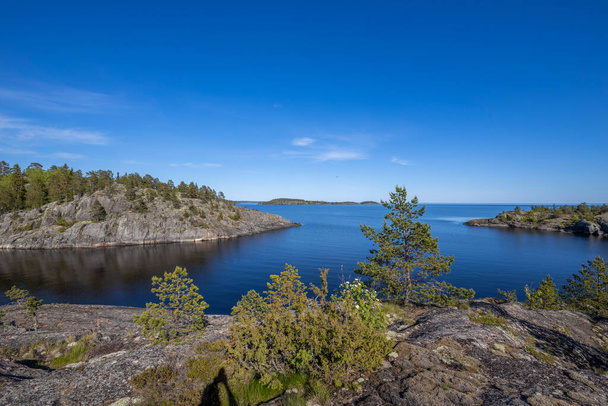 Northern nature. Karelian skerries. lake Ladoga. Channel of lake Ladoga with stony banks.  - Foto, imagen