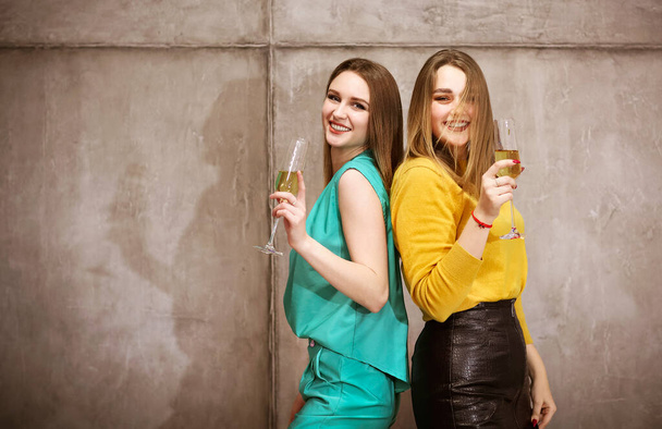 Kobiety przyjaciele brzęczenie kieliszki wina podczas zabawy podczas luksusowej imprezy razem - Zdjęcie, obraz