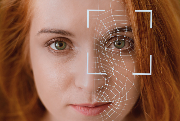 close-up van roodharige blanke jonge vrouw krijgen oog scannen, collage - Foto, afbeelding