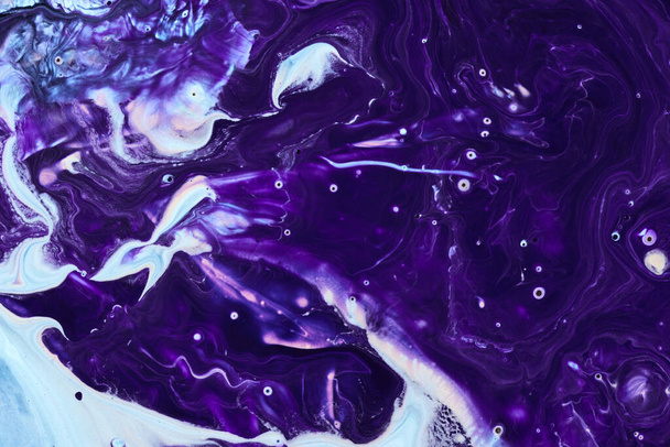 Pintura púrpura mármol fluido acrílico textura para fondo - Foto, Imagen