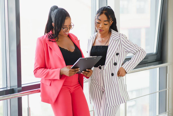 Two Businesswomen Having Informal Meeting In Modern Office - Фото, зображення