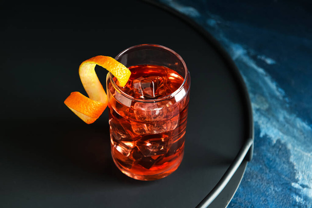 Verre de savoureux cocktail Negroni sur fond sombre - Photo, image