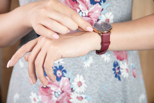 the young woman holding fashion watch - Fotoğraf, Görsel