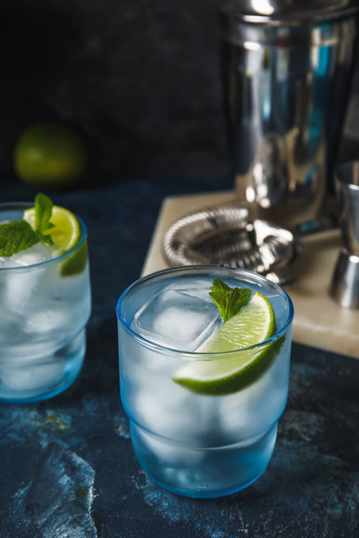 Glasses of cold gin tonic on dark background - Foto, Bild