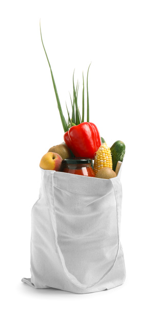 Bolsa ecológica con frutas, verduras y salsa de tomate en frasco sobre fondo blanco - Foto, Imagen