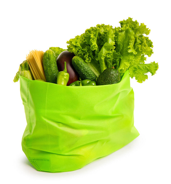 Ökotáska zöldségekkel, salátával és tésztával fehér alapon - Fotó, kép