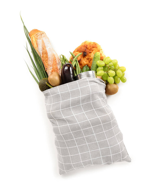 Eco tas met fruit, groenten en bakkerij op witte achtergrond - Foto, afbeelding