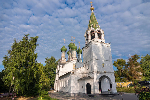 Kerk van de Hemelvaart van de Moeder Gods in Nizjni Novgorod. - Foto, afbeelding