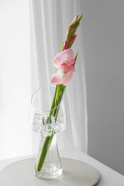 Váza s gladiolovými květy na stole v pokoji - Fotografie, Obrázek