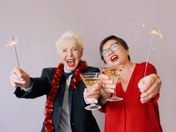 Zwei schöne gestylte ältere Frauen, die das neue Jahr feiern. Spaß, Party, Stil, Festkonzept - Foto, Bild