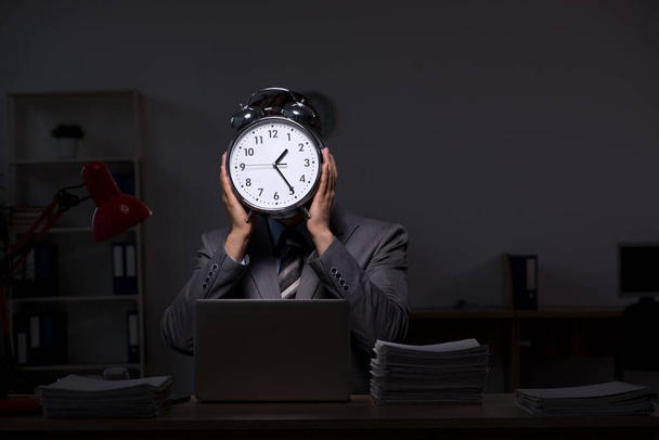 Joven empleado masculino que trabaja hasta tarde en la oficina - Foto, Imagen