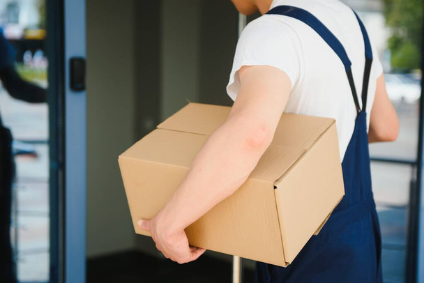 happy delivery man with box - 写真・画像