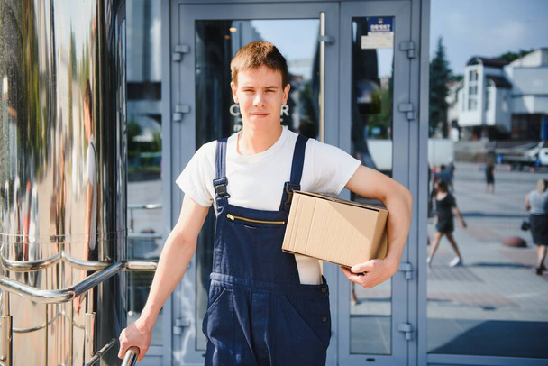 happy delivery man with box - Φωτογραφία, εικόνα