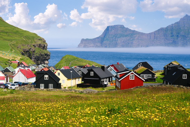 Pueblo de Gjogv en la isla de Eysturoy, Islas Feroe. Casas de color escandinavo - Foto, Imagen