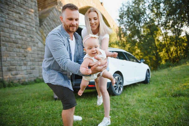 Portrait of happy family. Vacation, Travel - family ready for the travel for summer vacation. suitcases and car route. - Valokuva, kuva