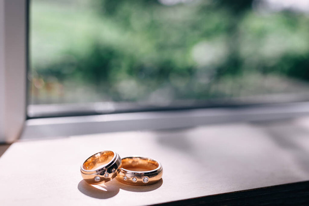 dos anillos de boda de diamantes alféizar de la ventana - Foto, imagen