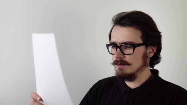 Ізольований портрет, якщо людина читає документ і викидає його після роздратування
 - Кадри, відео