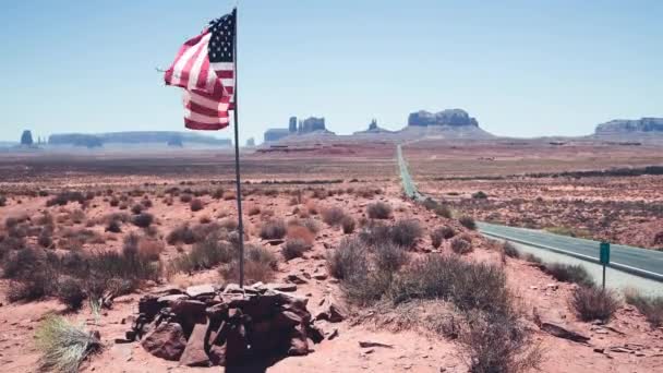 Amerikaanse Indiaanse vlag op weg naar Monument Valley - Video