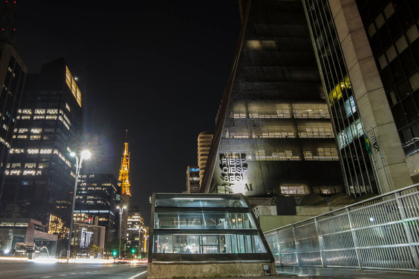 Sao Paulo, Brazil, September 04, 2021. Panoramic view, with vehicle and pedestrian movement on Paulista Avenue in front of FIESP building, downtown Sao Paulo - 写真・画像