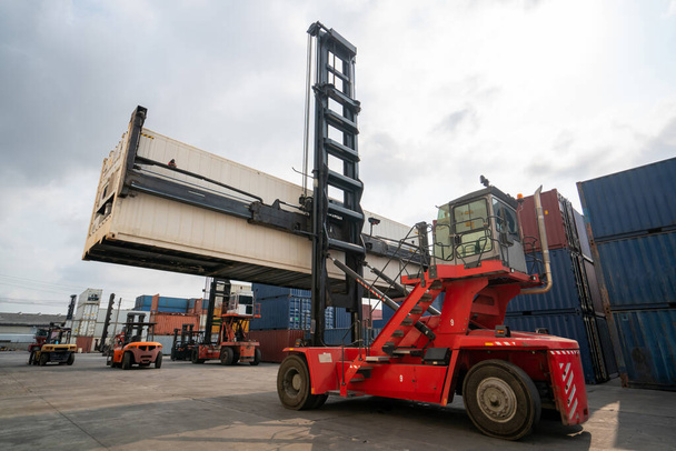 Vrachtcontainer voor overzeese scheepvaart in scheepswerf met zware machine . - Foto, afbeelding