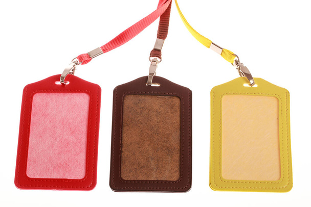 Drei verschiedene Farben Blank Badge Attrappe isoliert auf weiß. Einfache leere Namensschild-Attrappe hängt am Hals mit Schnur, Namensschild - Foto, Bild