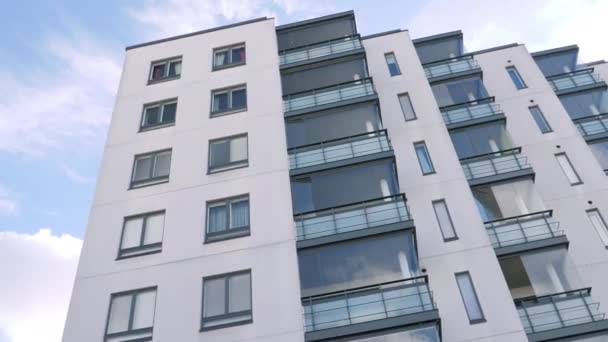 La vista de las ventanas de cristal del edificio de apartamentos en Helsinki Finlandia - Metraje, vídeo