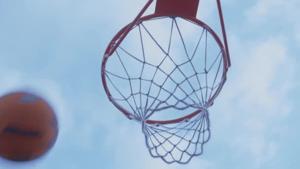 Basketbal slaat niet op de basketbal hoepel, uitzicht vanaf - Video