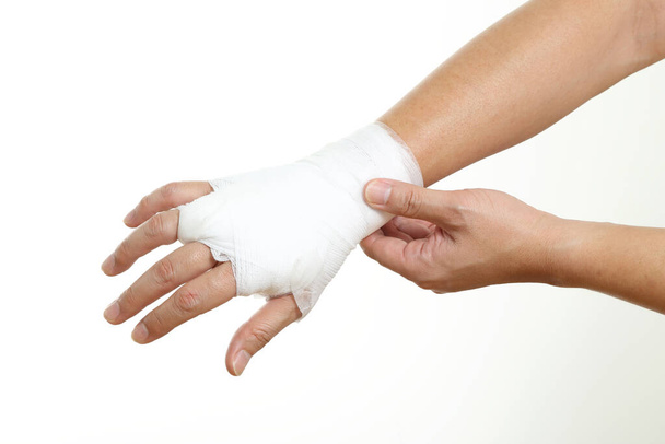 Main humaine avec bandage sur fond blanc. - Photo, image