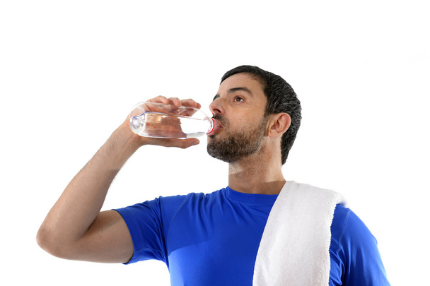 jonge aantrekkelijke en atletisch sport man drinkwater - Foto, afbeelding
