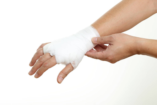 Main humaine avec bandage sur fond blanc. - Photo, image