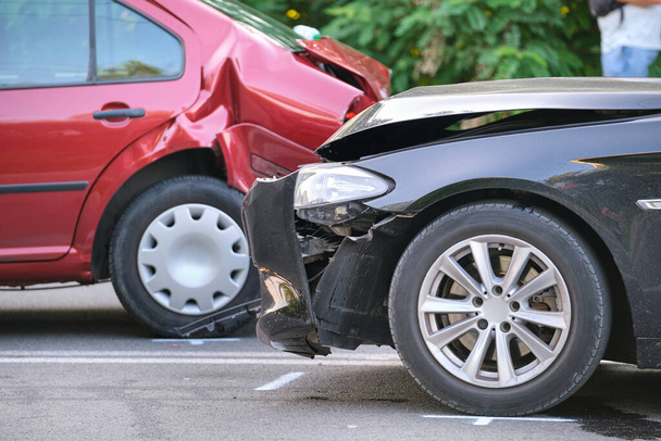 Verletzte bei schwerem Autounfall nach Kollision auf der Stadtstraße Verkehrssicherheits- und Versicherungskonzept. - Foto, Bild