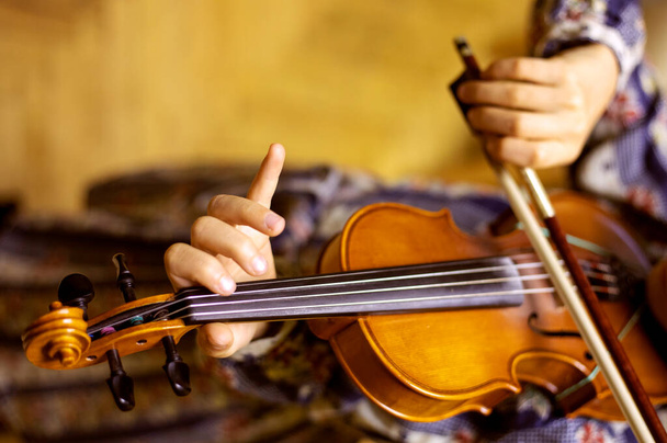 mão de um jovem violinista segurando o pescoço e pressionando as cordas tocando violinos, flat-lay - Foto, Imagem