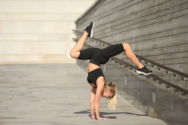 mujer atlética joven con un cuerpo sexual flexible - Foto, imagen